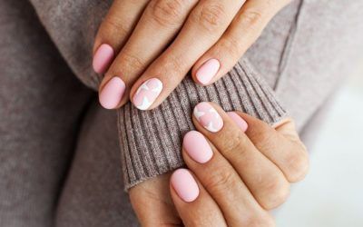 Las diferencias entre uñas acrílicas, uñas de porcelana y uñas de gel